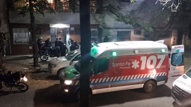 Atacaron a balazos un auto pintado como taxi: hay tres heridos, uno de ellos grave