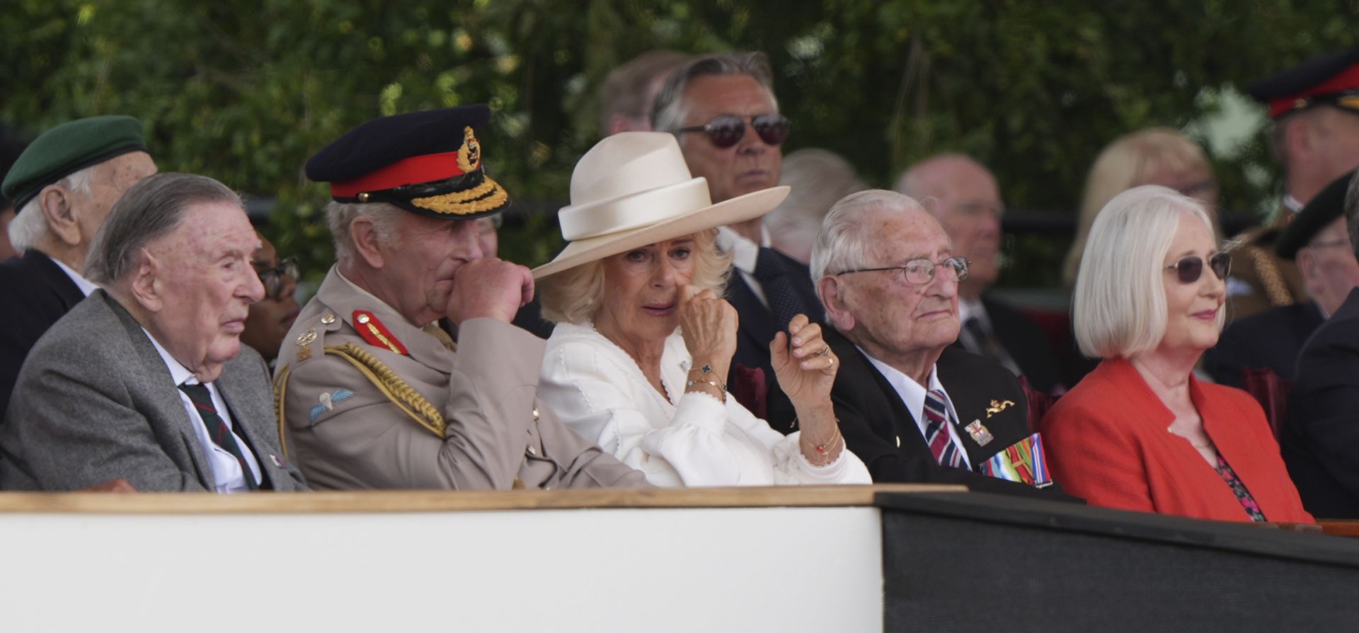 El rey Carlos III de Gran Bretaña y la reina Camila aplauden durante el servicio conmemorativo en el Arboreto Conmemorativo Nacional para conmemorar el 80º aniversario del Día de la Victoria sobre Japón en Alrewas, Inglaterra, el viernes 15 de agosto de 2025. (Joe Giddens/Pool Photo vía AP) El rey Carlos III de Gran Bretaña y la reina Camila aplauden durante el servicio conmemorativo en el Arboreto Conmemorativo Nacional para conmemorar el 80º aniversario del Día de la Victoria sobre Japón en Alrewas, Inglaterra, el viernes 15 de agosto de 2025. (Joe Giddens/Pool Photo vía AP)