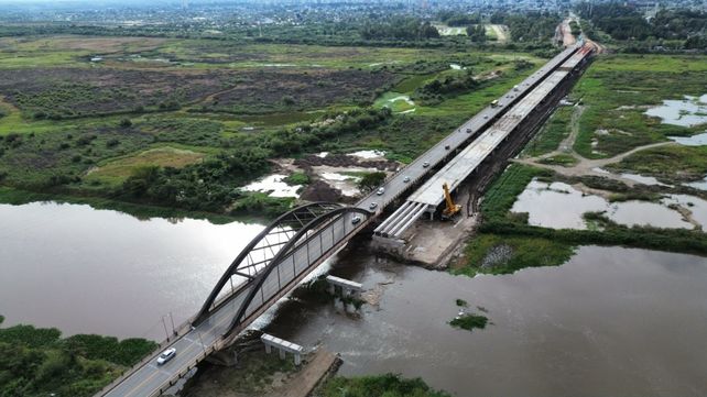 Se construyen los cinco pilotes restantes de los 136 para el Nuevo Puente Carretero sobre el río Salado.