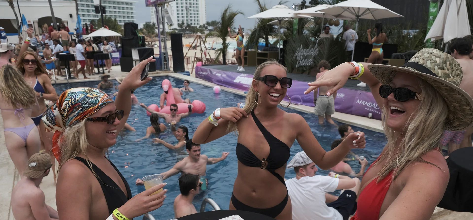 Estudiantes americanas bailan en una fiesta en la piscina en un club de playa durante las vacaciones de primavera, Cancún, México. Fotografía: Paola Chiomante/Reuters