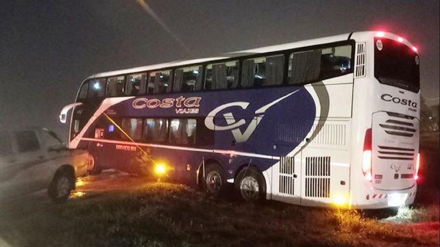 Un colectivo quedó atravesado en la ruta 12 y un utilitario volcó en la ruta 18 bajo una intensa lluvia y el desborde de los arroyos