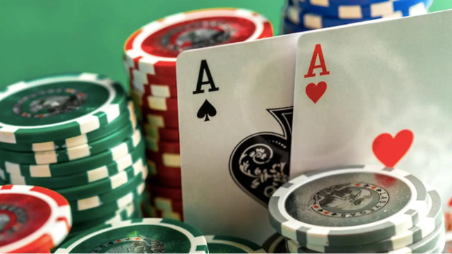 Póker online vs. póker de casino: formatos, riesgos y estrategias de los jugadores