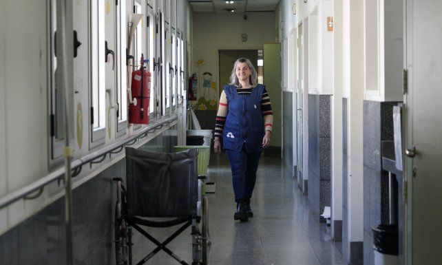 Educar en el hospital. Analía Rasol recorre los pasillos del Vilela para conocer a sus alumnos.
