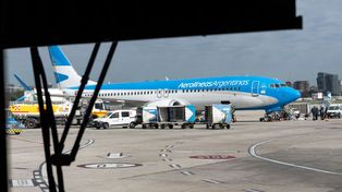 Luego de ceder en la negociación de la ley Bases, el gobierno de Javier Milei y sus aliados vuelven a la carga con la privatización de Aerolíneas Argentinas.&nbsp;