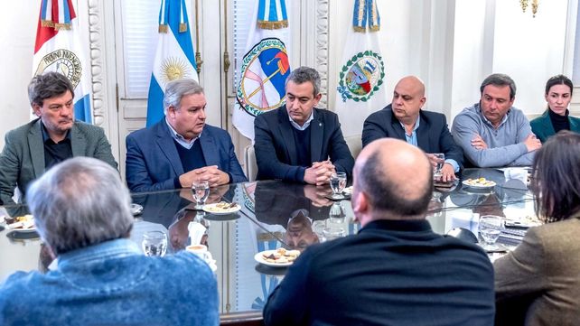 El intendente de reunió este martes en el Palacio Municipal con diputadas y diputados provinciales que integran diversas comisiones en la Legislatura en el marco del proyecto impulsado por el mandatario local en abril pasado para que las y los intendentes puedan ampliar las herramientas y facultades con las que cuentan en materia de seguridad.&nbsp;