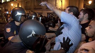 Indignados espa&ntilde;oles intentar recuperar la Puerta del Sol en Madrid