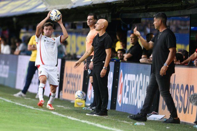 Martín Luciano saca el lateral para Newells. Favio Orsi y Sergio Gómez dan indicaciones. La dupla no arrancó bien.&nbsp;