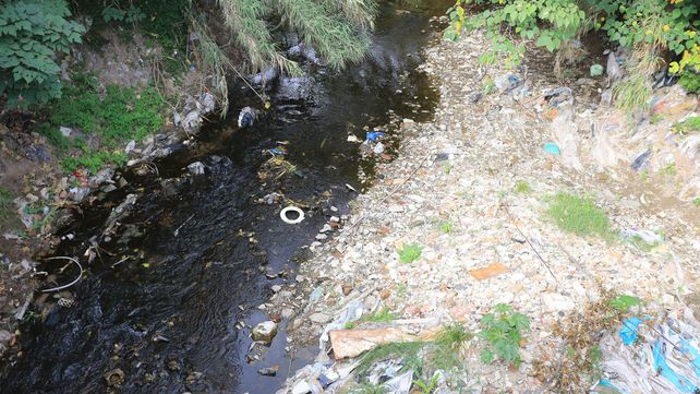 Paraná: Arroyos con bajos caudales exponen la basura en sus lechos