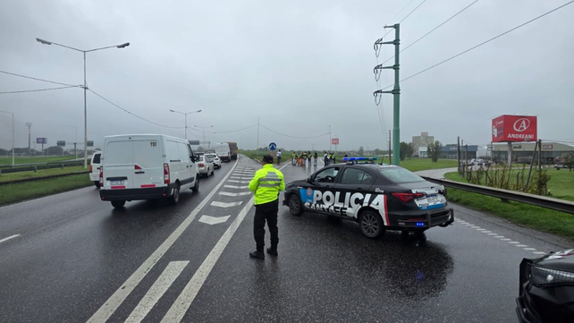 La Agencia Provincial de Seguridad Vial hace desvíos en la autopista Rosario-Buenos Aires.