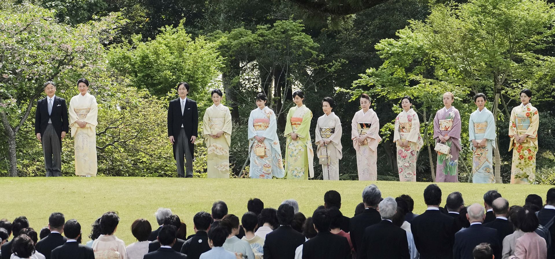 El emperador Naruhito (izquierda), la emperatriz Masako (segunda desde la izquierda) y otros miembros de la familia real asisten a la fiesta de primavera en el jardín imperial del Palacio Akasaka en Tokio, el martes 22 de abril de 2025. (Foto AP/Shuji Kajiyama, Pool) El emperador Naruhito (izquierda), la emperatriz Masako (segunda desde la izquierda) y otros miembros de la familia real asisten a la fiesta de primavera en el jardín imperial del Palacio Akasaka en Tokio, el martes 22 de abril de 2025. (Foto AP/Shuji Kajiyama, Pool)