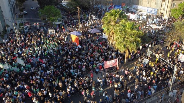 Una multitud de santafesinos se movilizó en defensa de la educación pública: las imágenes