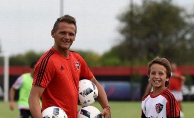 Sebastián Cejas junto a su hijo Joaquín. Hay que tener un grado de inconciencia para dirigir a Newells
