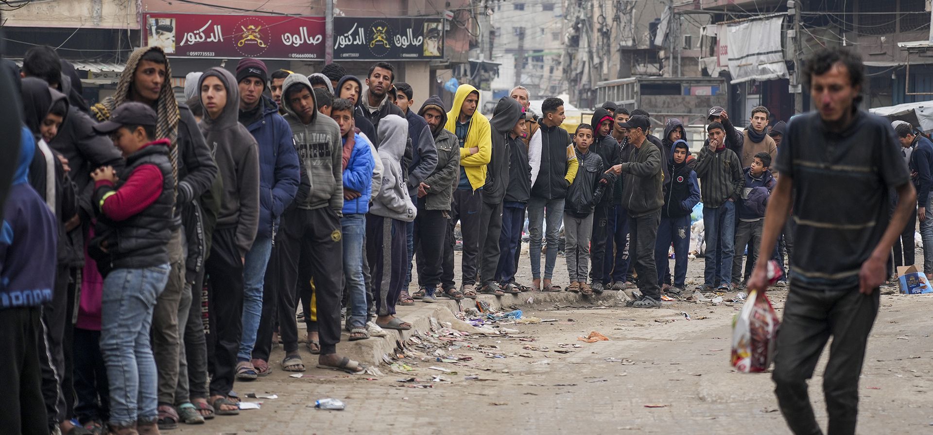 Palestinos hacen cola para comprar pan en el exterior de una panadería en la ciudad de Gaza, el lunes 24 de febrero de 2025. (Foto AP/Abdel Kareem Hana) Palestinos hacen cola para comprar pan en el exterior de una panadería en la ciudad de Gaza, el lunes 24 de febrero de 2025. (Foto AP/Abdel Kareem Hana)