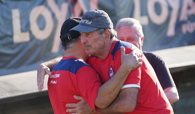 Central Córdoba va por más. Daniel Teglia abraza a Diego Acoglanis