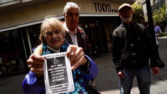 Mercedes sostiene la invitación el Brindis 
