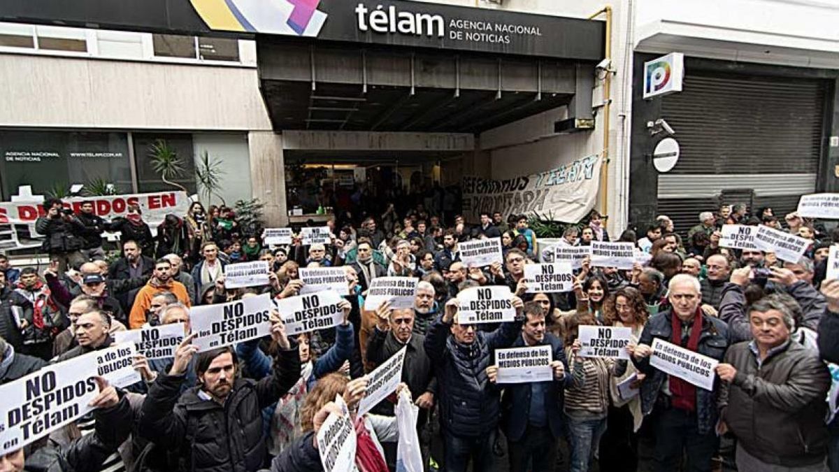 Los trabajadores de Télam reclaman por los despidos con 357 mesas en el ...