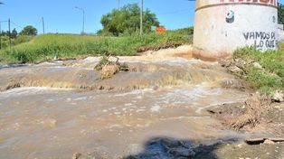 Solicitan al municipio intervenir ante Aguas por el desborde de la cloaca máxima de la ciudad