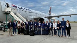 La tripulación del vuelo de Latam posan para la foto junto a las autoridades del aeropuerto de Rosario.&nbsp;