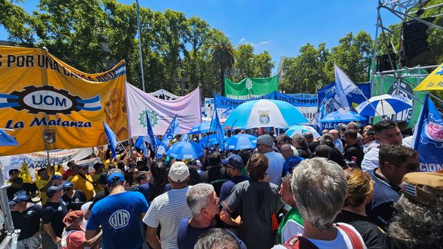 Gremios nucleados en el Frente de Sindicatos Unidos se movilizaron este martes en el centro rosarino