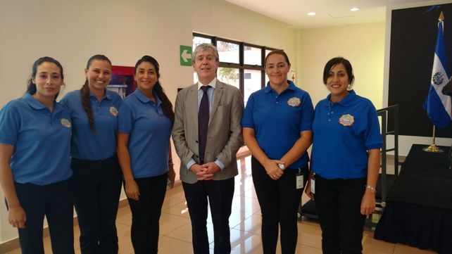 Representantes. La comitiva argentina con el embajador.