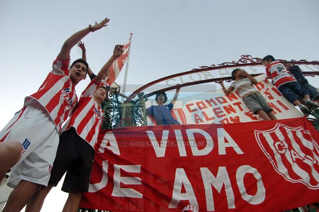 El apoyo de los hinchas tatengues se sintió en la Avenida López y Planes