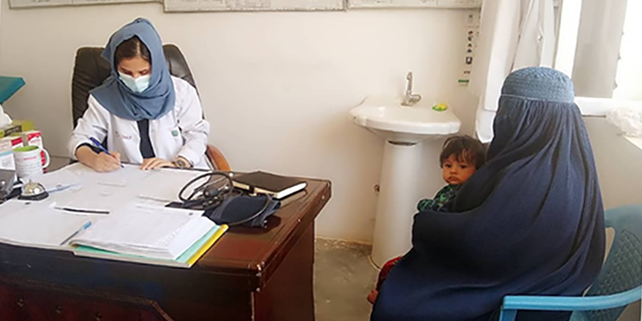 Una médica afgana atiende un consultorio pediátrico. Las ONGs que dan este tipo de asistencia no pueden recurrir más a mujeres por orden del Talibán.