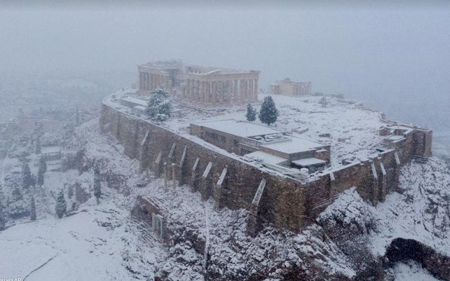 La ola de frío en Grecia cubre de nieve Atenas