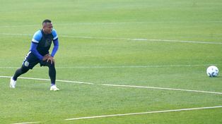 A Jaminton Campaz se lo vio trabajar de manera normal. Sufrió un fuerte golpe en la cresta ilíaca en el clásico.