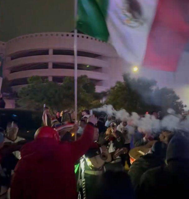 Con mariachis, bocinazos y parlantes, hinchas de México no dejaron dormir al plantel de Ecuador