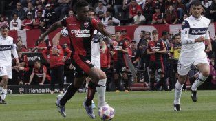 Para adelante. Djorkaeff Reasco encara ante Gimnasia. El ecuatoriano viene de anotar un golazo desde 35 metros frente al lobo y recuperó la confianza.