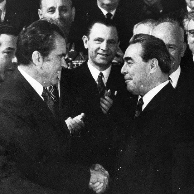 Nixon y Brezhnev se saludan efusivamente luego de firmar el SALT I en 1972.
