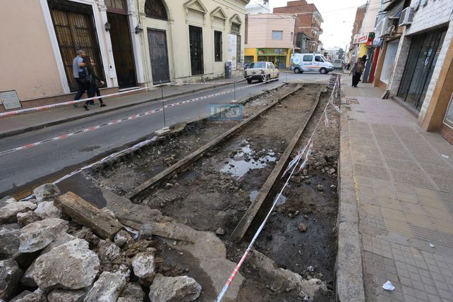Aparecieron las vías y muchos de los peatones quedaron asombrados. Foto UNO Diego Arias.&nbsp;
