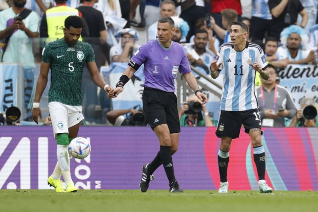 Angel Di Maria le reclama al árbitro esloveno
