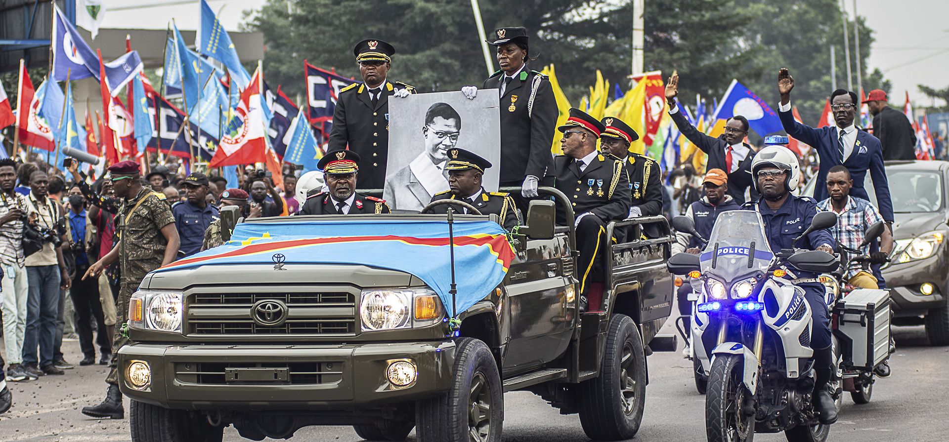 Un vehículo militar lleva un retrato del héroe de la independencia de la República Democrática del Congo, Patrice Lumumba, a un monumento construido en su honor, en Kinshasa, el jueves 30 de junio de 2022. Los restos de Lumumba serán enterrados en un lugar especial mausoleo construido el jueves. La ceremonia se lleva a cabo el día de la independencia del Congo, un día festivo para conmemorar el día de 1960 cuando el país se independizó de Bélgica.