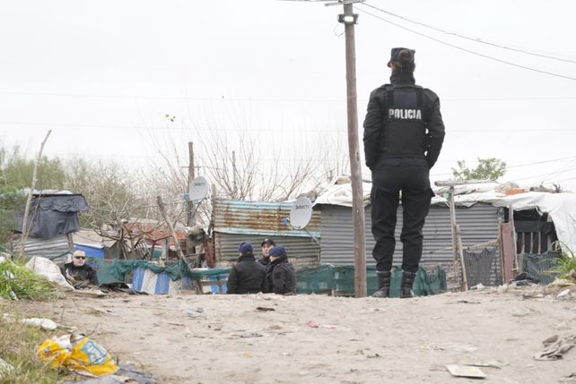 Policías custodian la escena del crimen