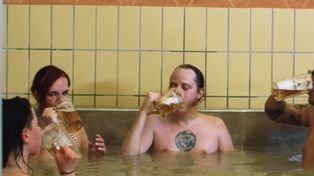 Luego de la fuente, crean una pileta de cerveza que es buena para la piel
