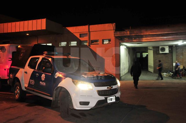 Presencia. Llegaron policías al hospital para prevenir situaciones de violencia.