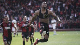 Listo para volver. Willer Ditta cumplió la fecha de sanción y reaparecería en la defensa.