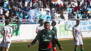 Jamal Bhuyan festeja su gol en el debut con la camiseta de Sol de Mayo en su primer partido en el fútbol argentino.