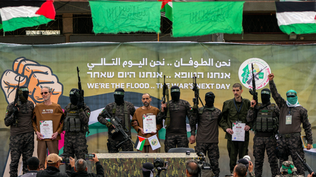 Los tres rehenes liberados por Hamás en Gaza.