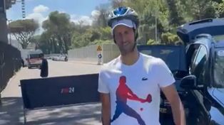 Tras recibir un botellazo en Roma, Novak Djokovic fue a entrenar con casco.&nbsp;
