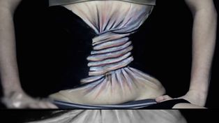 Furor por el video de una artista que ilustra las presiones de una figura perfecta