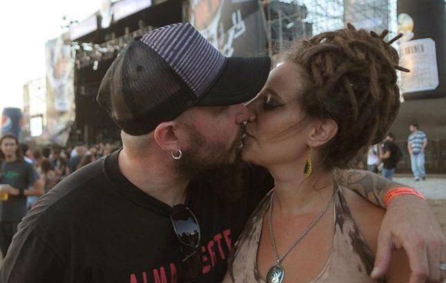 Una pareja cordobesa dio el sí en el escenario del Cosquín Rock