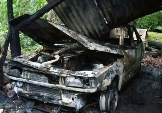 Así quedó el auto inv¡incendiado en Varadero Sarsotti./ gentileza @Veroensinas.