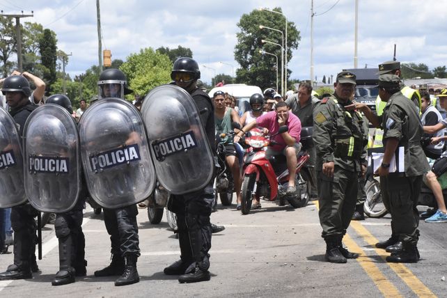 Incidentes y represión en Pergamino tras los reclamos de ayuda por las inundaciones