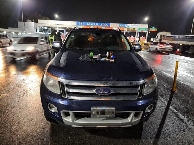 La pick up Ford Ranger en la que se desplazaba los detenidos hacia Buenos Aires.