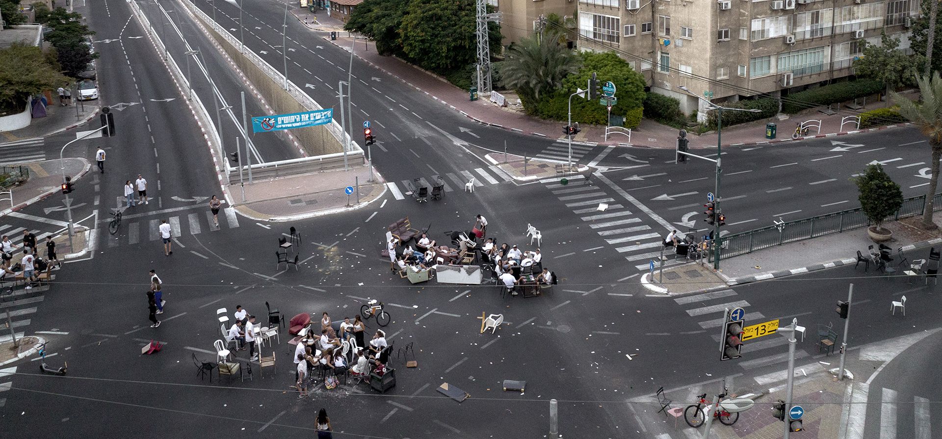 Jóvenes israelíes se sientan juntos en un cruce en una carretera sin automóviles durante la festividad judía de Yom Kippur en Ramat Gan, Israel, el miércoles 5 de octubre de 2022. Los israelíes celebran Yom Kippur, o