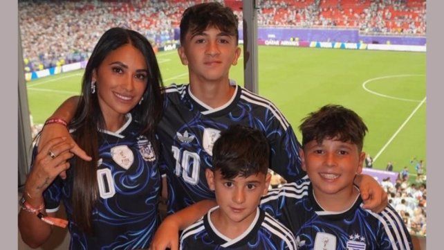 Con sus hijos y la camiseta de Messi: el mensaje de Antonela tras el triunfo de la Selección