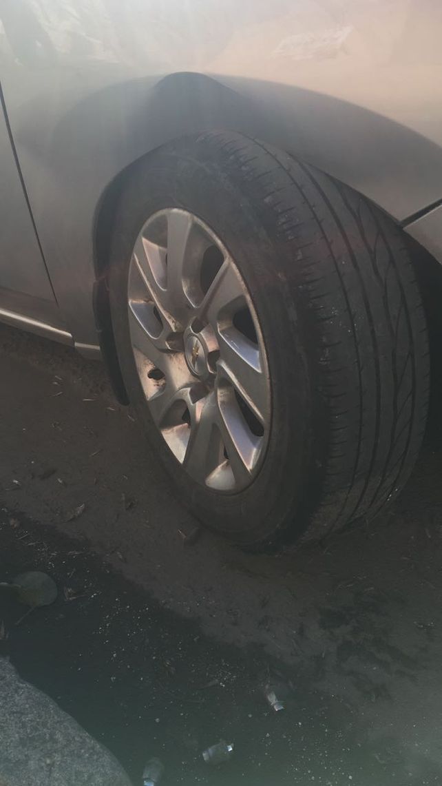 Fue a buscar su auto estacionado sobre calle Saavedra  y le faltaba una rueda