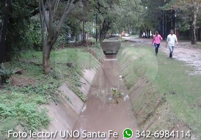 Así están los canales de desagüe en calles Las Moras